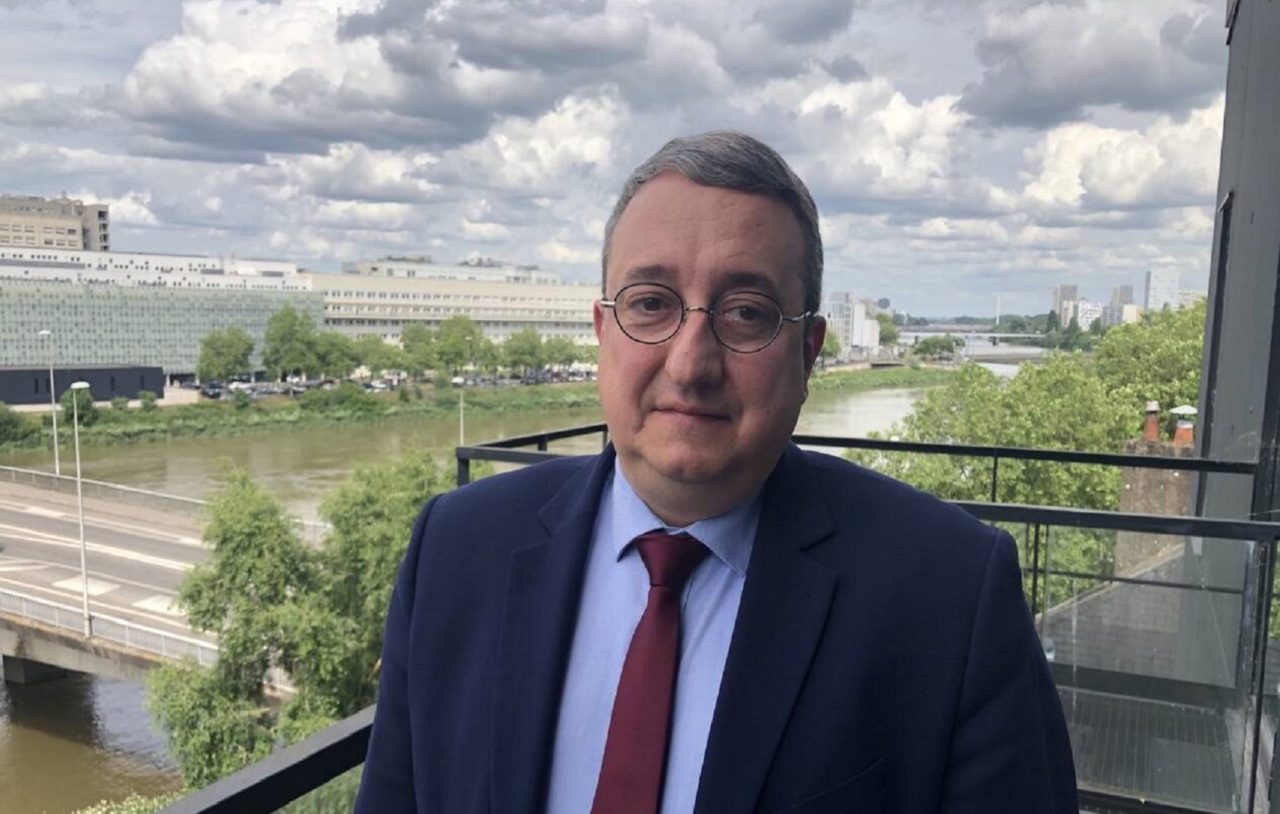 https://www.alainavello.fr/wp-content/uploads/2022/05/MjAyMjA1YTE1ZDNhMjQ2YTkyMmNiNjZkOTc5NmM2ZTQ3MjlkZjk-1280x814.jpg